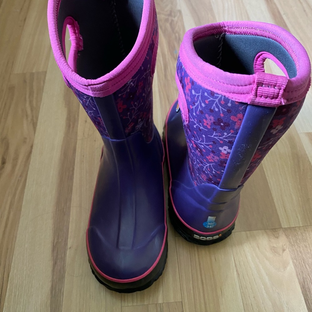 Youth gils bogs winter boots in very condition